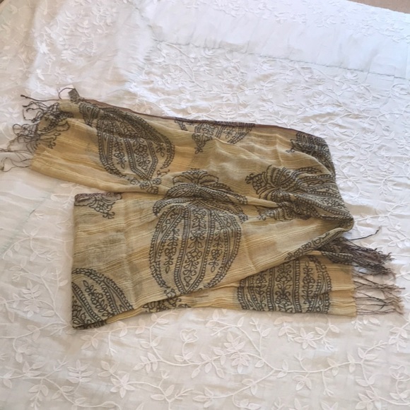 Subtle Luxury Green Spun Scarf - Picture 8 of 10